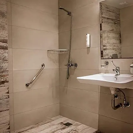 Elizabeth Queen Luxury Hotel 3*